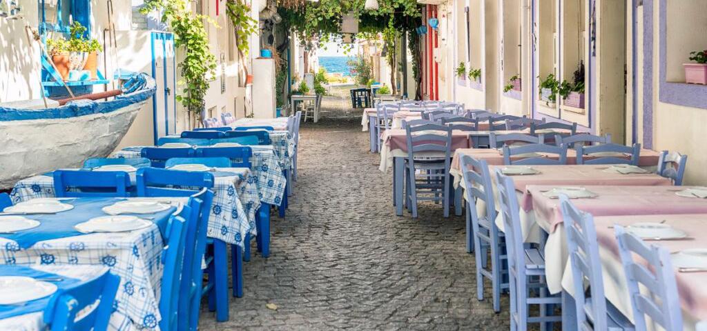 Turnover for accommodation and F&B services enterprises in Greece jumps 28.1% in October 2022